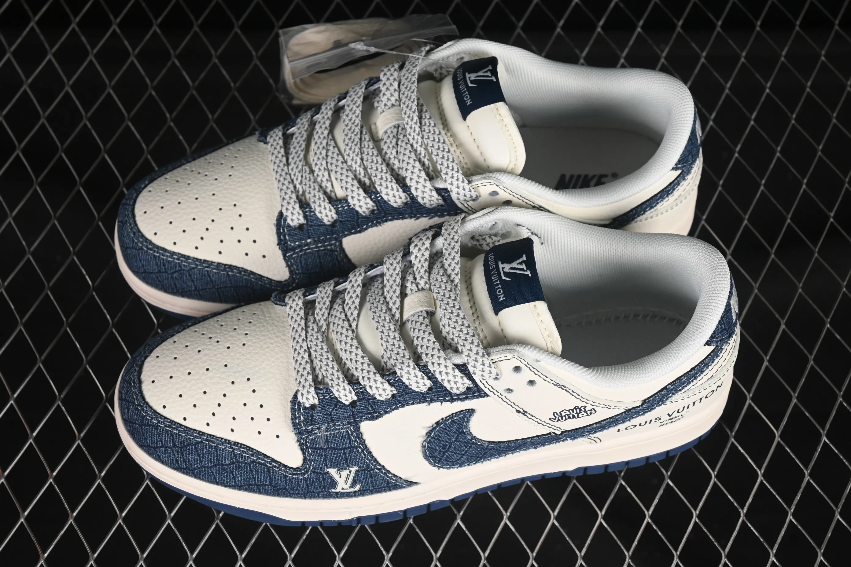 All categories Nk SB Dunk Series Nk SB Dunk Low High-end customized low-top sneakers Nike SB Dunk Low LV series Denim blue hook Anniversary high-end customized low-top casual sneakers FC1688-221
